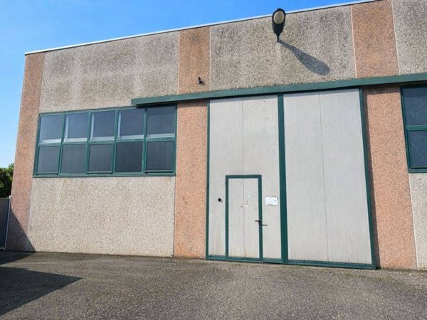 locale commerciale in vendita a Pieve del Cairo