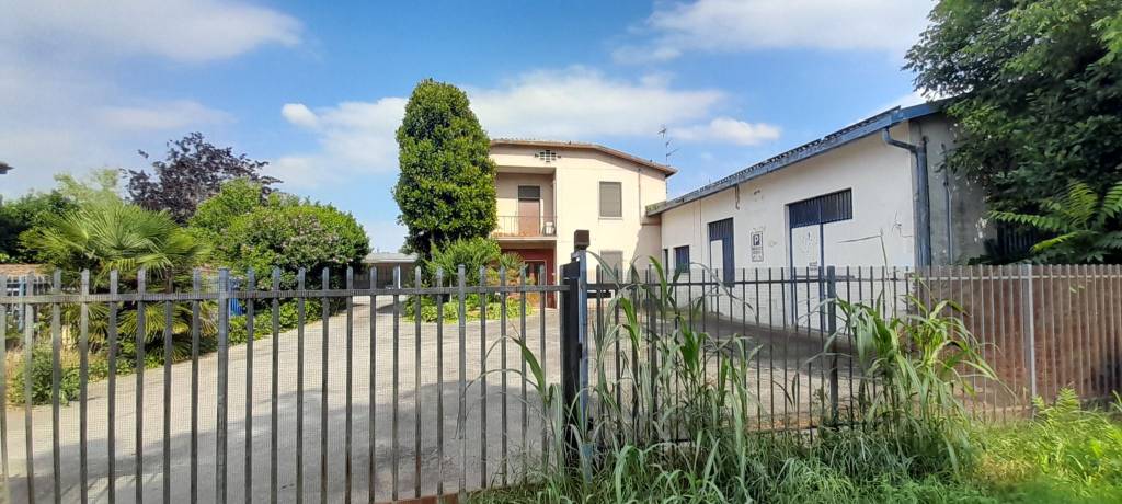 locale commerciale in vendita a Pieve Porto Morone