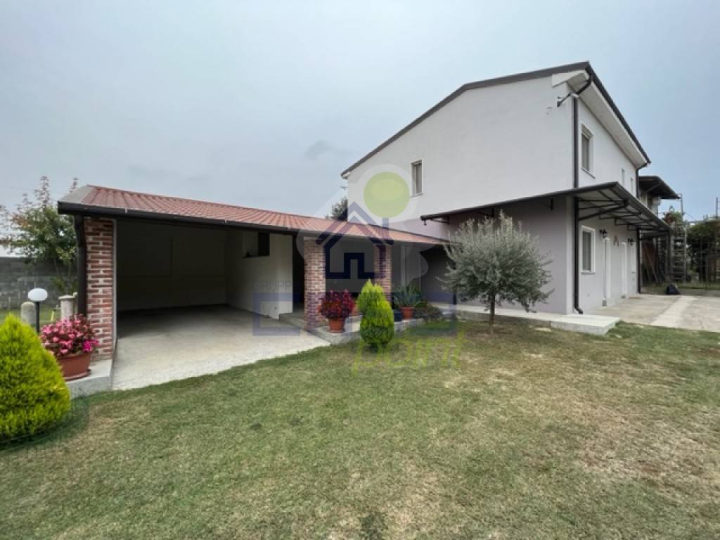 casa indipendente in vendita a Pieve Porto Morone in zona Sartorona