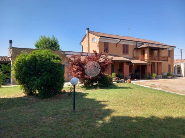 casa indipendente in vendita a Pieve Porto Morone in zona Casoni
