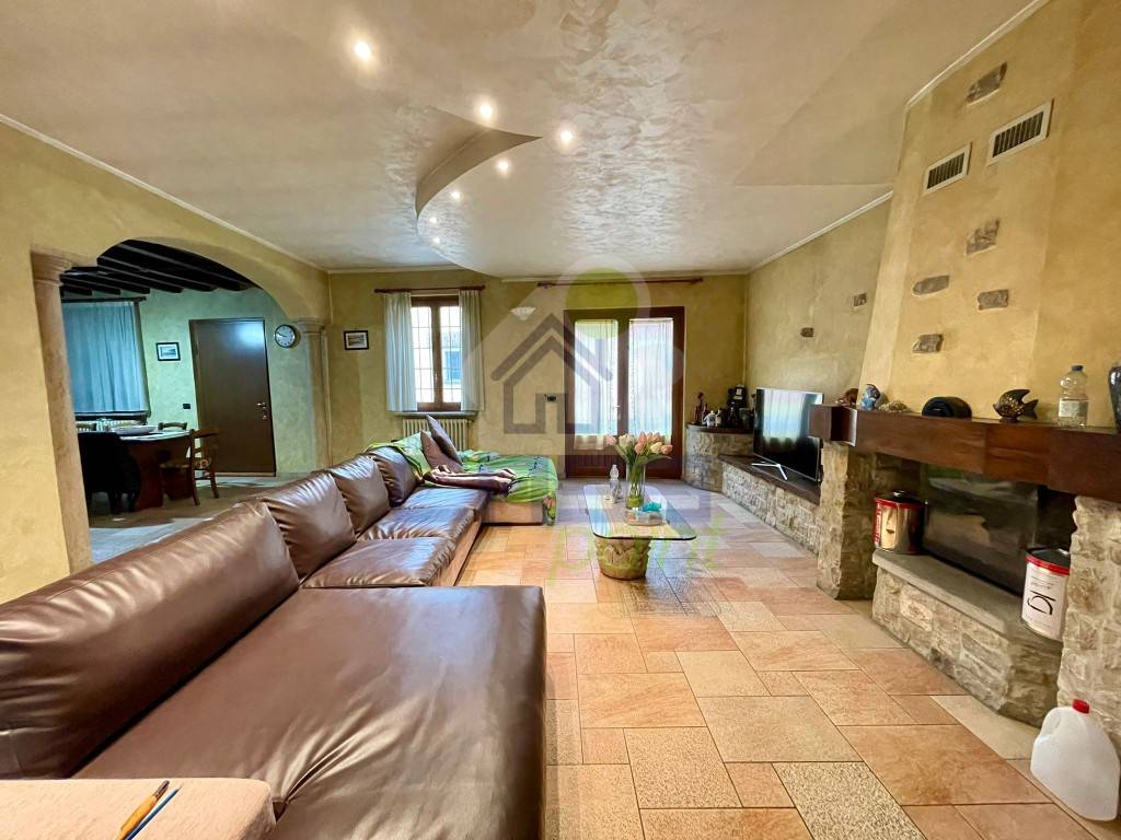 casa indipendente in vendita a Pieve Porto Morone in zona Casoni