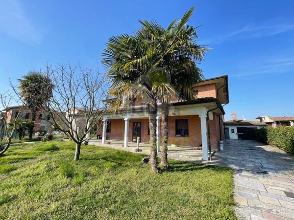 casa indipendente in vendita a Pieve Porto Morone