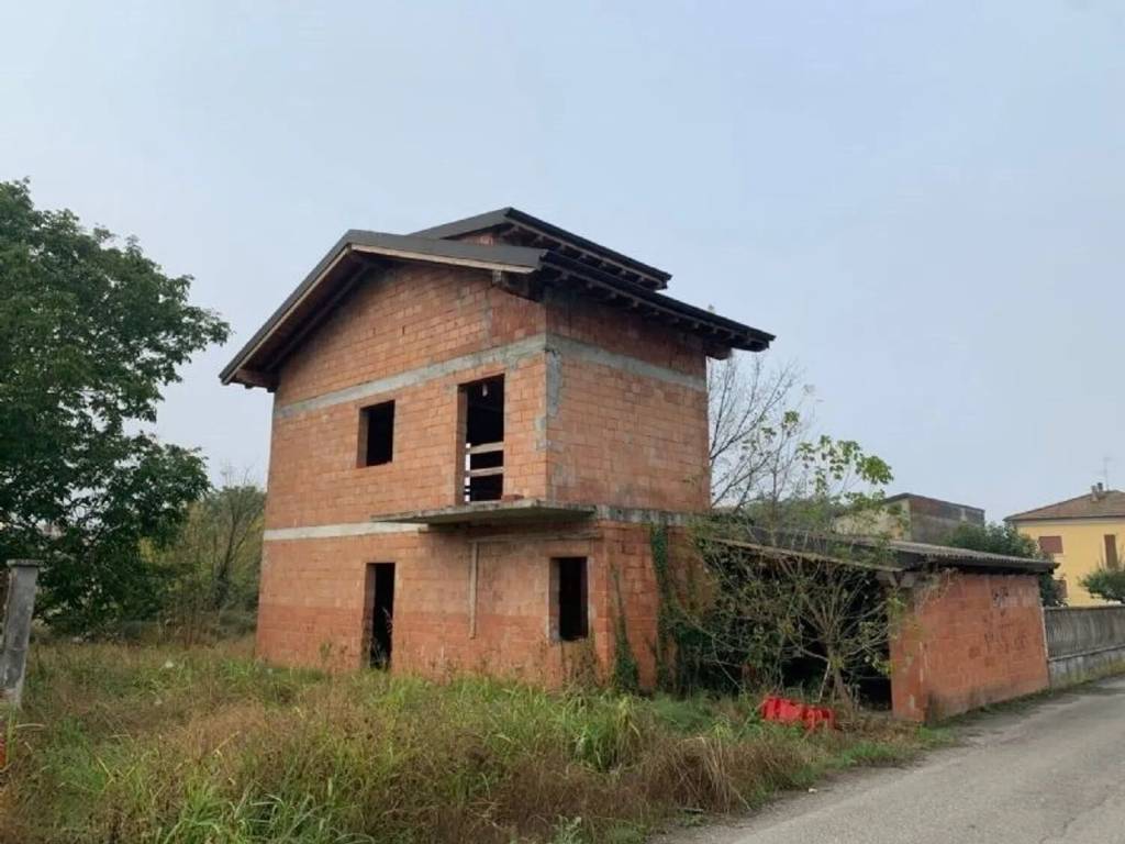 casa indipendente in vendita a Pieve Porto Morone