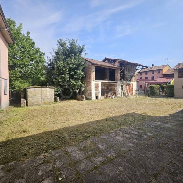 casa indipendente in vendita a Pieve Porto Morone in zona Casoni
