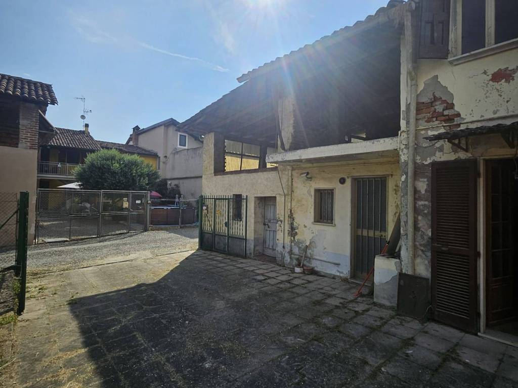 casa indipendente in vendita a Pieve Porto Morone in zona Casoni