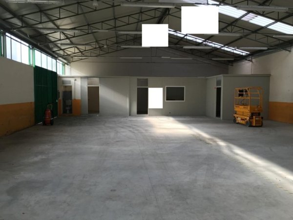 locale commerciale in vendita a Pieve Porto Morone