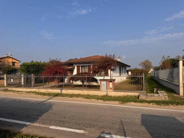casa indipendente in vendita a Pieve Porto Morone