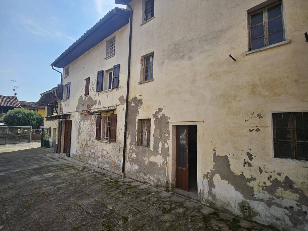 casa indipendente in vendita a Pieve Porto Morone in zona Casoni