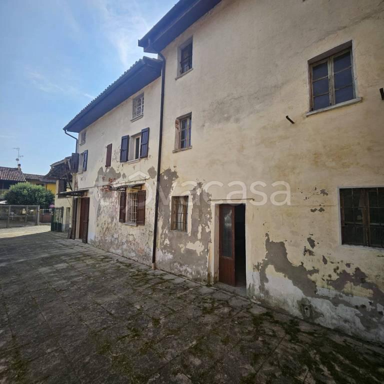 casa indipendente in vendita a Pieve Porto Morone in zona Casoni