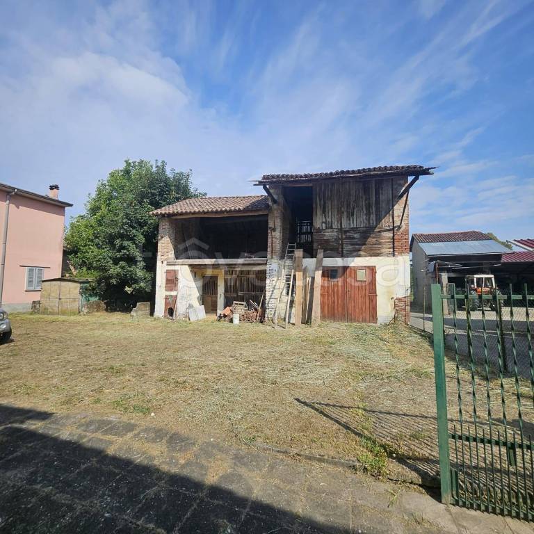 casa indipendente in vendita a Pieve Porto Morone in zona Casoni