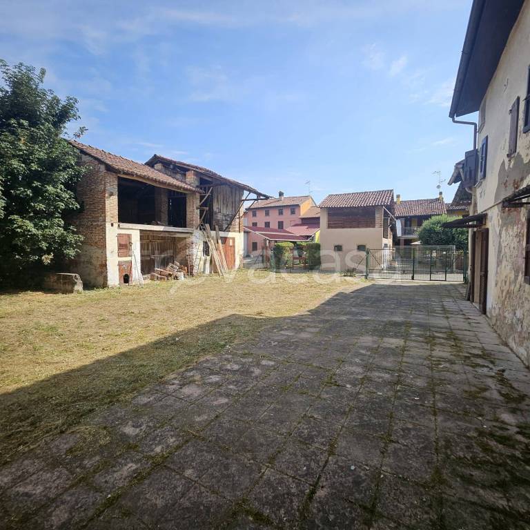casa indipendente in vendita a Pieve Porto Morone in zona Casoni