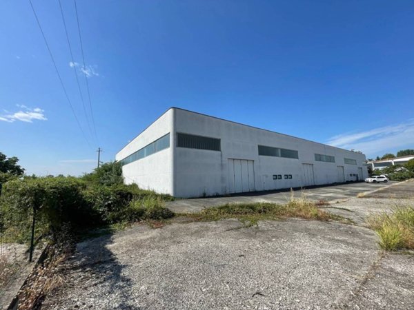 locale commerciale in vendita a Pieve Porto Morone