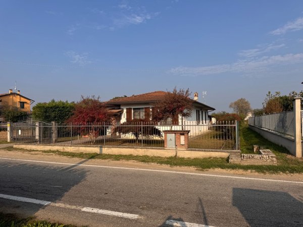 casa indipendente in vendita a Pieve Porto Morone