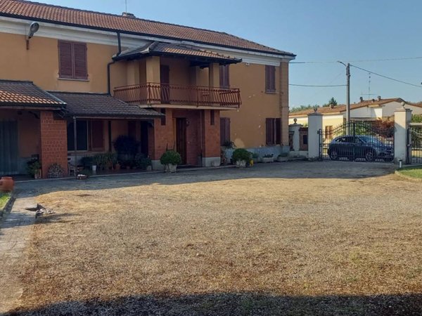 casa indipendente in vendita a Pieve Porto Morone