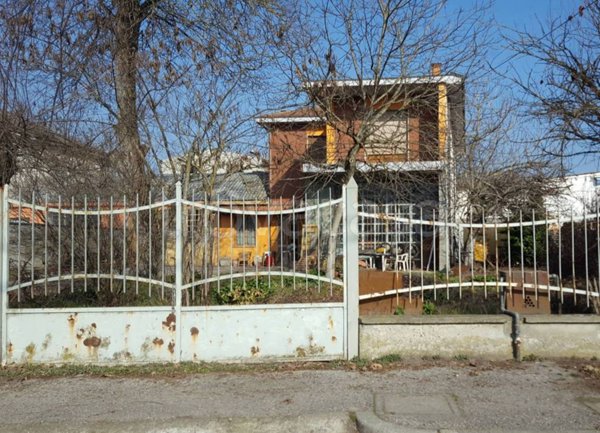 locale commerciale in vendita a Pieve Porto Morone