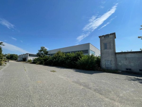 locale commerciale in vendita a Pieve Porto Morone