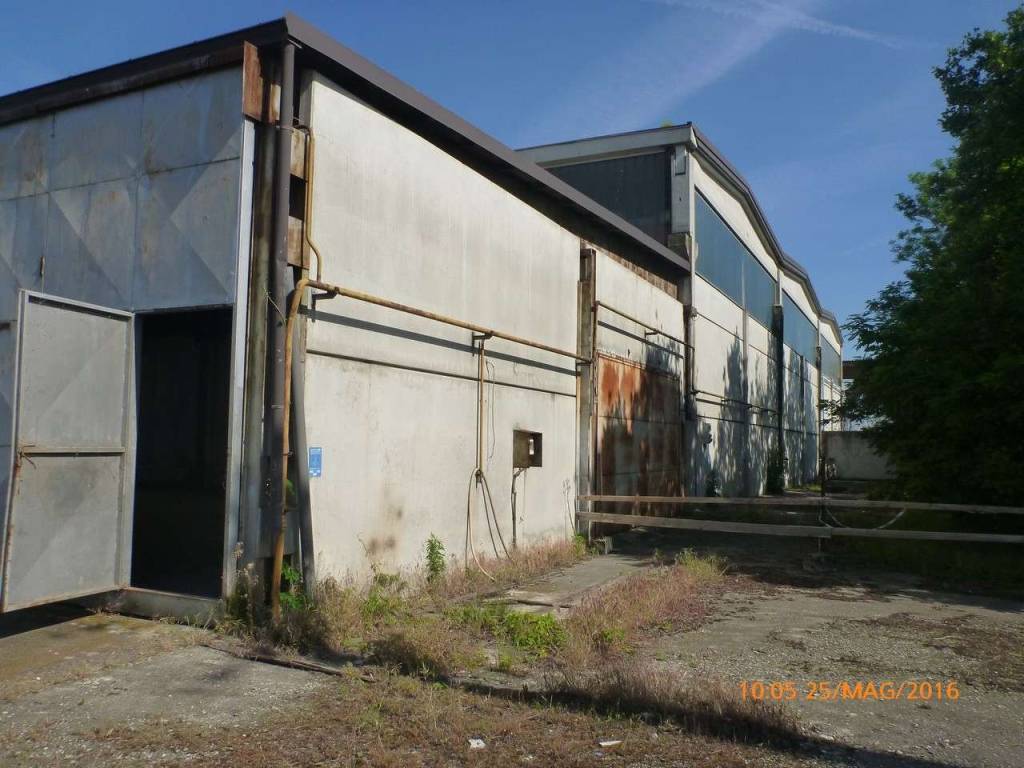 locale commerciale in vendita a Pieve Porto Morone