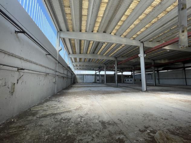 locale commerciale in vendita a Pieve Porto Morone