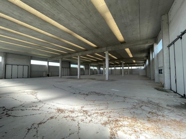 locale commerciale in vendita a Pieve Porto Morone