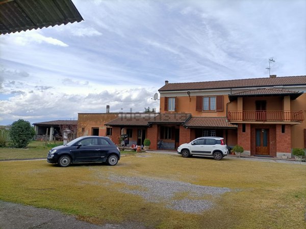 casa indipendente in vendita a Pieve Porto Morone in zona Casoni