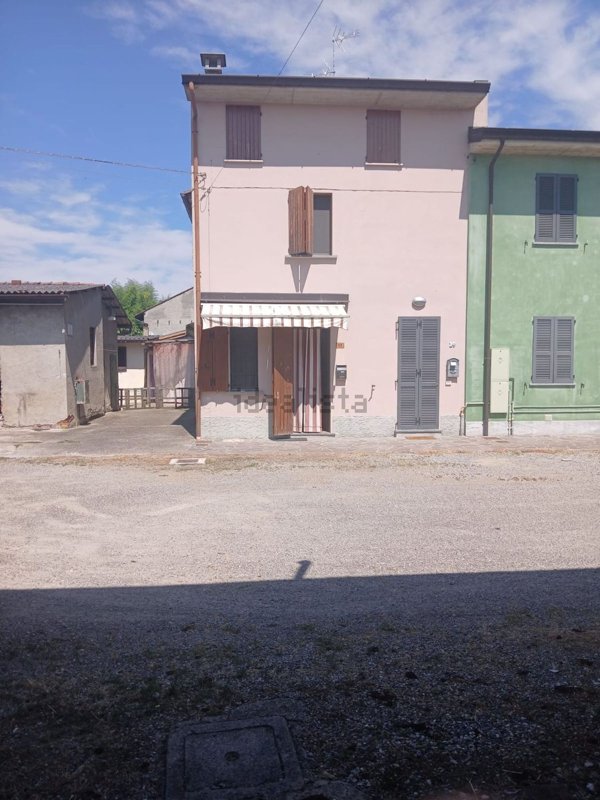 appartamento in vendita a Pieve Porto Morone in zona Casoni