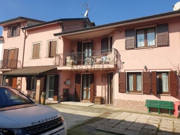 casa indipendente in vendita a Pieve Porto Morone in zona Casoni