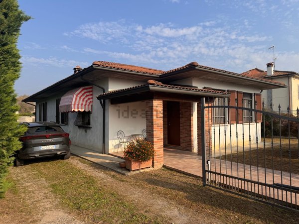 casa indipendente in vendita a Pieve Porto Morone in zona Mezzano