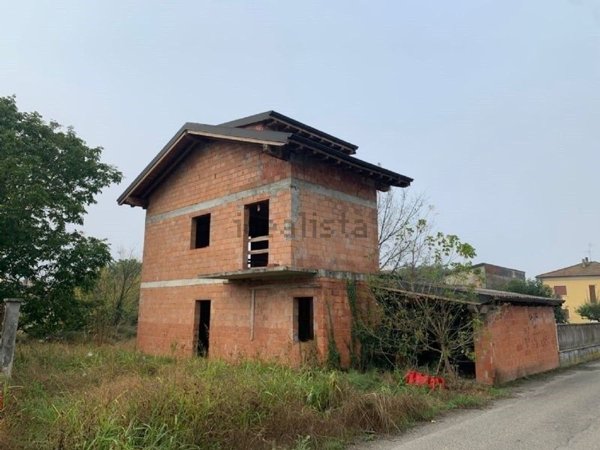 casa indipendente in vendita a Pieve Porto Morone in zona Casoni