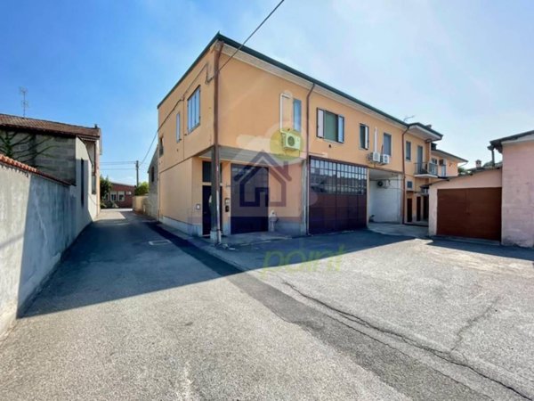 intera palazzina in vendita a Pieve Porto Morone in zona Mezzano