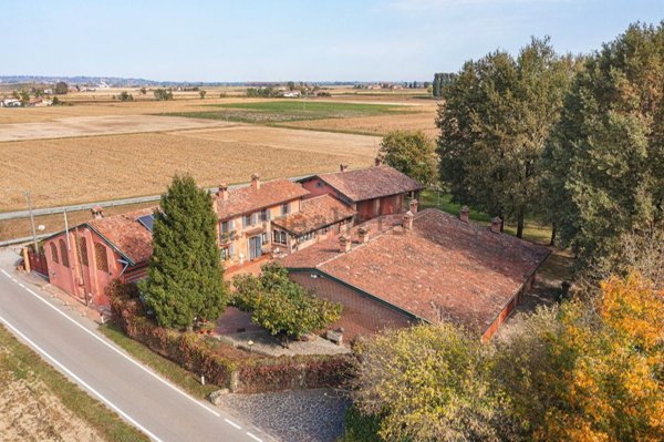 casale in vendita a Pieve Porto Morone in zona Casoni