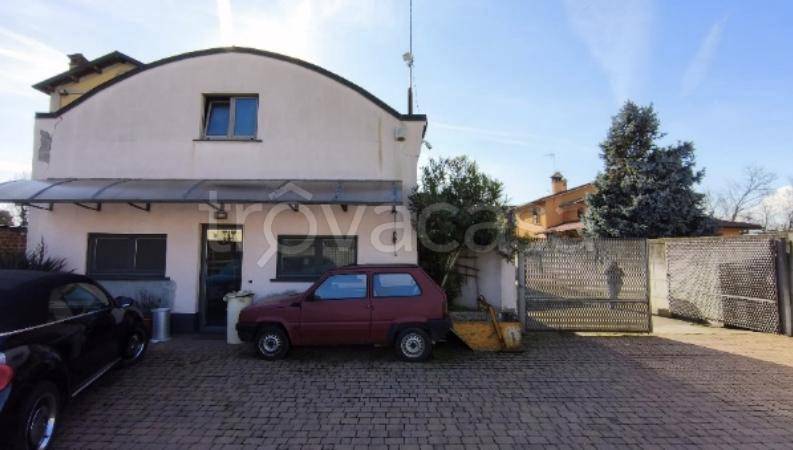 locale commerciale in vendita a Pieve Porto Morone in zona Mezzano