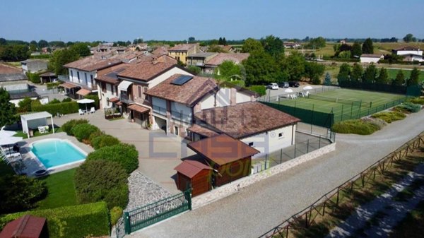 casa indipendente in vendita a Pieve Porto Morone in zona Casoni