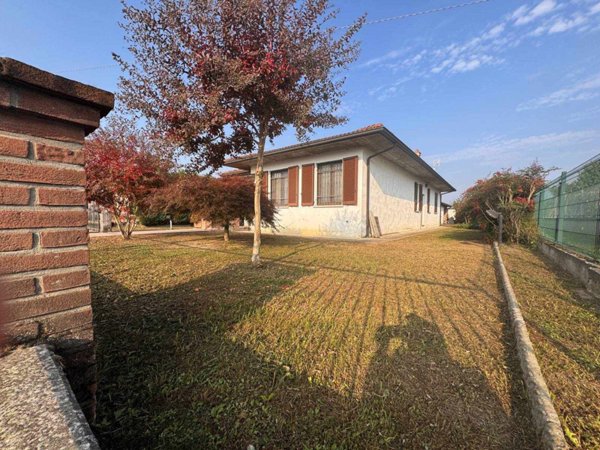 casa indipendente in vendita a Pieve Porto Morone in zona Casoni