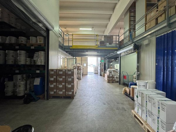locale commerciale in vendita a Pieve Porto Morone in zona Mezzano