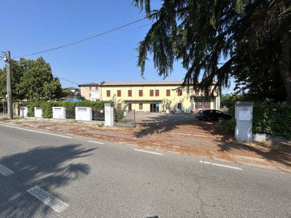 locale commerciale in vendita a Pinarolo Po