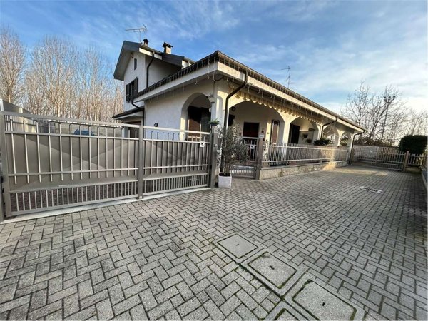 casa indipendente in vendita a Robbio