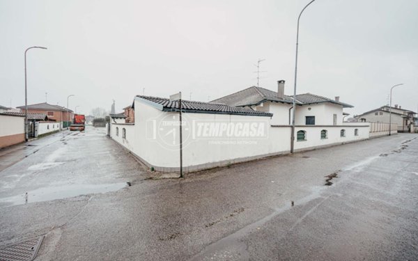 casa indipendente in vendita a Robbio