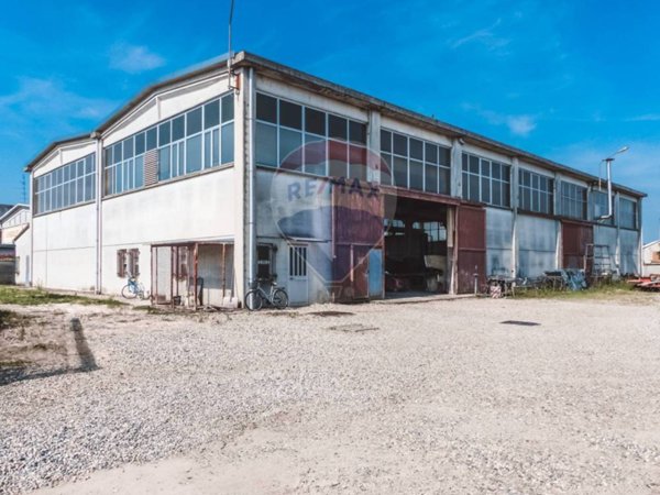 capannone in vendita a Robbio