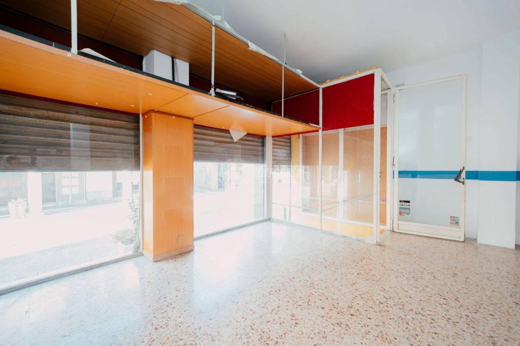 negozio in vendita a Robbio