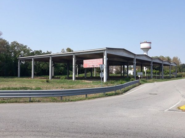 locale commerciale in vendita a Robbio