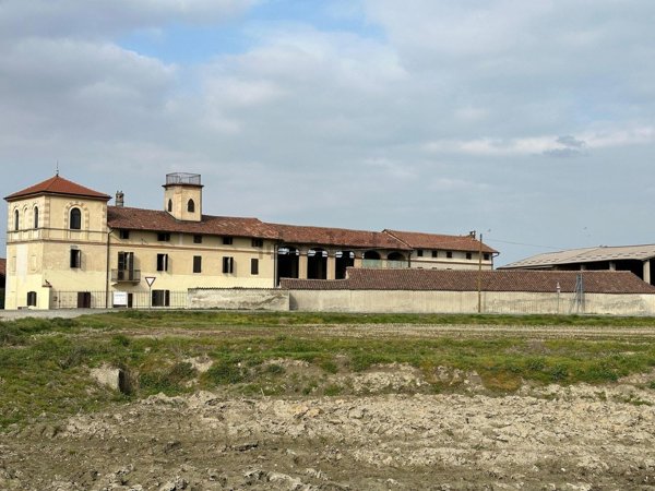 locale di sgombero in vendita a Robbio