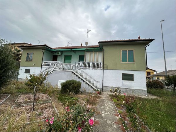 casa indipendente in vendita a Robbio