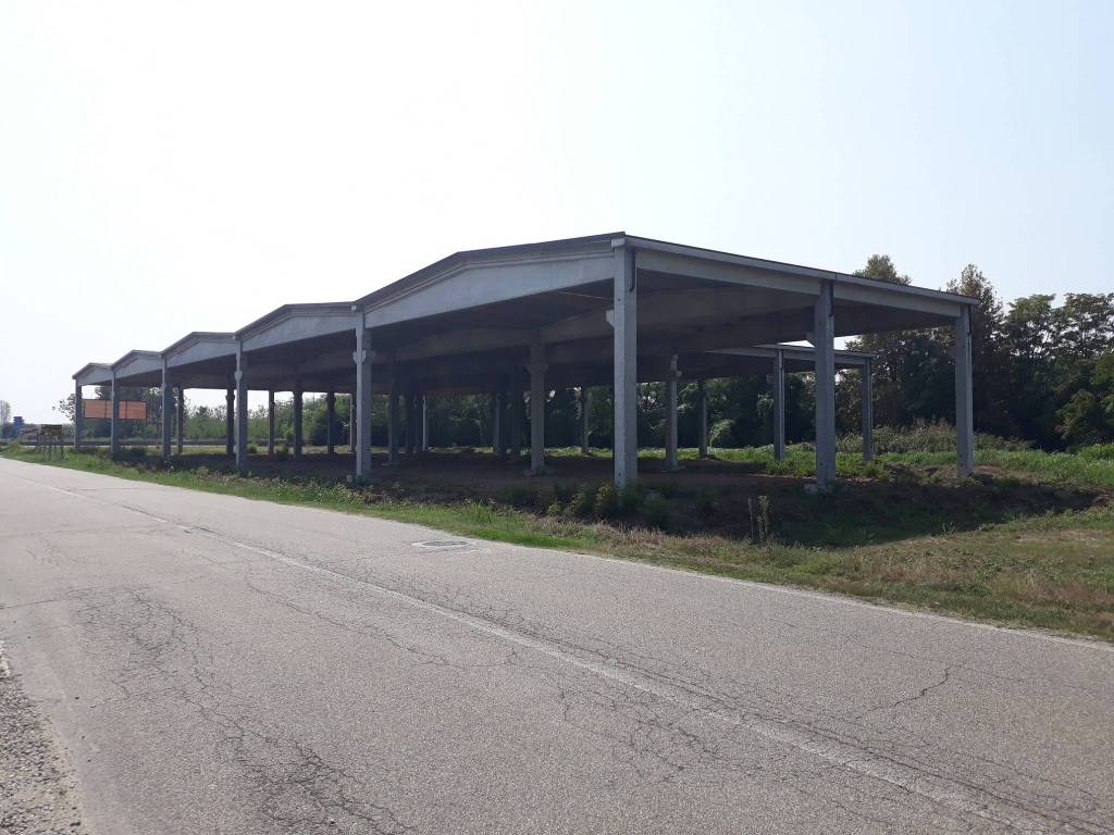 locale commerciale in vendita a Robbio