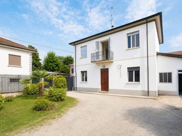 casa indipendente in vendita a Robbio