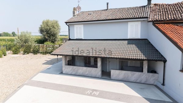 casa indipendente in vendita a Robbio
