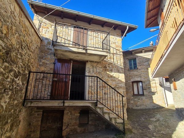 casa indipendente in vendita a Romagnese in zona Casa