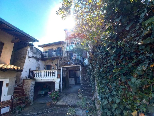 casa semindipendente in vendita a Romagnese in zona Casa