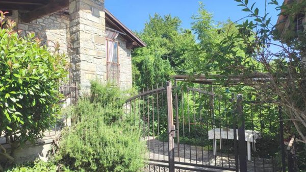 casa indipendente in vendita a Romagnese in zona Casa