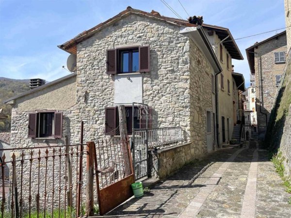 casa indipendente in vendita a Romagnese in zona Casa