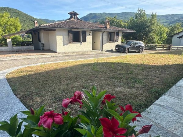 casa indipendente in vendita a Romagnese in zona Casa